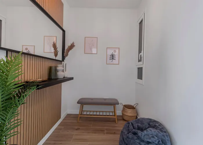 Urban Elegance View Pool Apartment